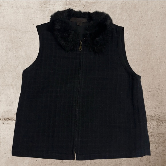 Democracy Jackets & Blazers - Vintage Democracy black zip up vest with faux fur collar